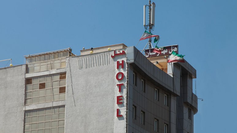 نمای بیرونی هتل آپارتمان مهرگان تهران